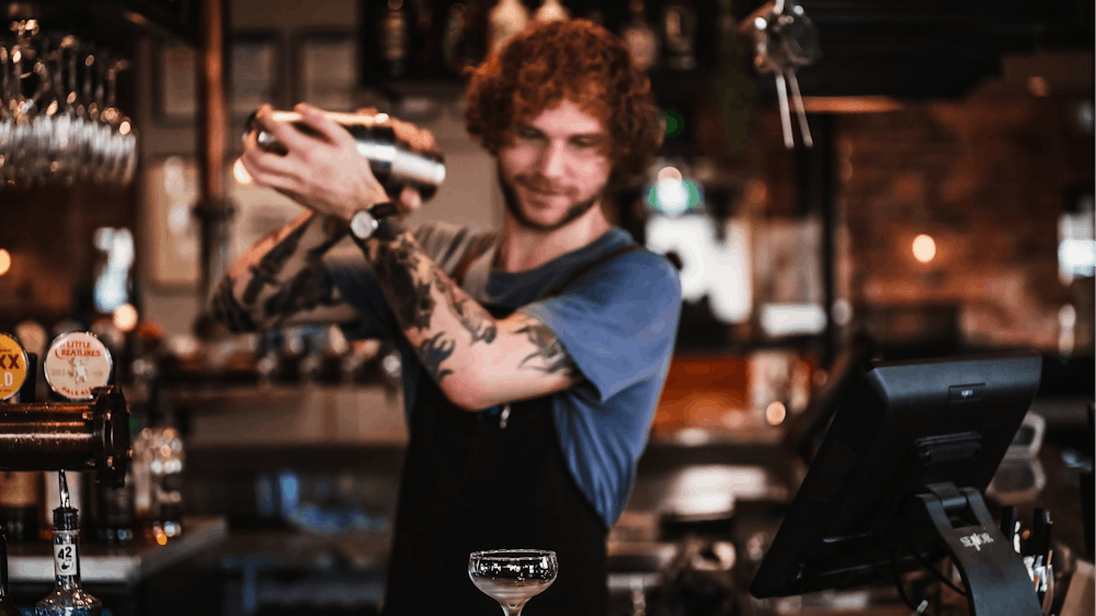 Barman Shaking cocktail