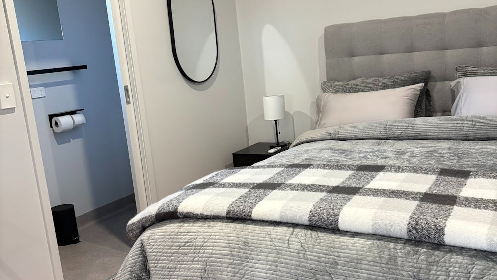 Bedroom with Queensize bed with easy ensuite access